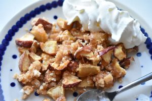 Bagt æblekage med makroner - nem opskrift