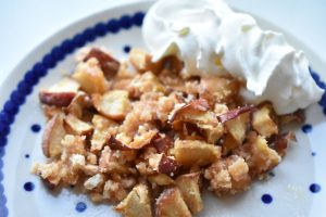 Bagt æblekage med makroner - nem opskrift