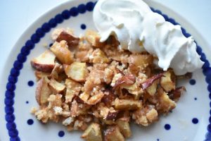 Bagt æblekage med makroner - nem opskrift