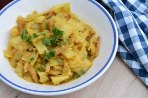 Karrykål med skinke og kokosmælk - opskrift