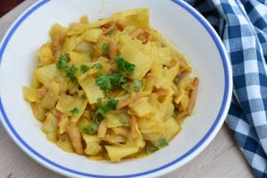 Karrykål med skinke og kokosmælk - opskrift