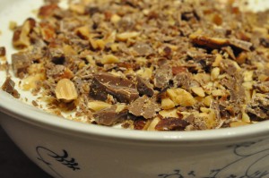 Tykmælksfromage med Daim og mandelknas