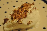 Tykmælksfromage med Daim og mandelknas