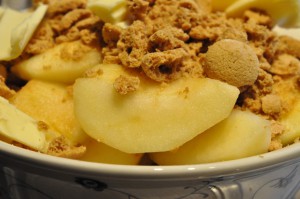 Bagt æblekage med italienske makroner