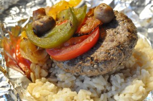Bøf i folie med tomat, løg, peberfrugt og champignon