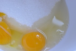 Æblekage med marcipan & kanel nem opskrift