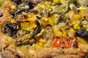 DSC_9504 • nogetiovnen.dk Oksekødspizza med løg, hvidløg, jalapenos, peberfrugt, flødeost og pesto