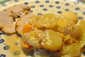 Skinke og flødekartofler med peberfrugt i stegeso