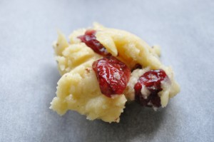 Småkager med tranebær, mandler og vanilje - sprøde cookies