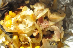 Mørbrad i folie med bacon, majs og løg og sprøde sesamkartofler