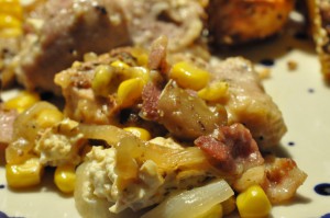 Mørbrad i folie med bacon, majs og løg og sprøde sesamkartofler