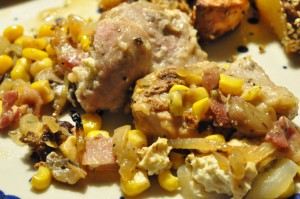 Mørbrad i folie med bacon, majs og løg og sprøde sesamkartofler