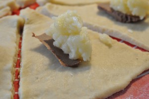 Kærnemælkshorn med marcipan og nougat