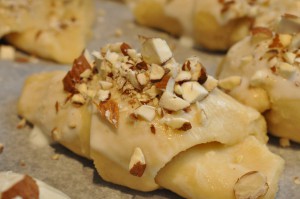 Smørbagte kærnemælkshorn med marcipan og nougat