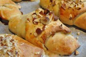 Smørbagte kærnemælkshorn med marcipan og nougat