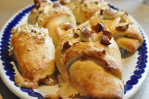 Smørbagte kærnemælkshorn med marcipan og nougat