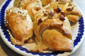 Smørbagte kærnemælkshorn med marcipan og nougat