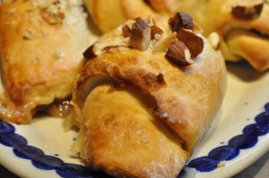 Smørbagte kærnemælkshorn med marcipan og nougat