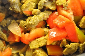 Suppe med svinekød, karry og grøntsager