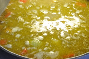 Suppe med svinekød, karry og grøntsager