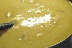 Suppe med svinekød, karry og grøntsager