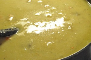 Suppe med svinekød, karry og grøntsager