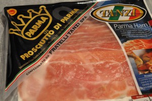 Grov pizza af koldthævet dej med parmesanost og parmaskinke