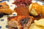 Sprød og lækker langtidsstegt andesteg med æbler og svesker