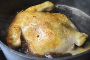 Grydestegt kylling med brun sovs & persille