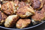 Kyllingefrikadeller med tomatsovs - opskrift