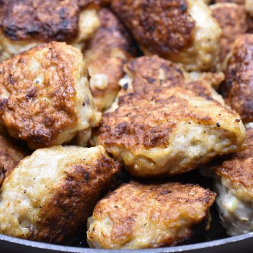Kyllingefrikadeller med tomatsovs - opskrift