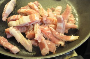Kalkunbryst med porrer, bacon, fløde og tomat
