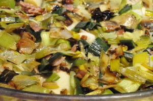 Kalkunbryst med porrer, bacon, tomat og fløde