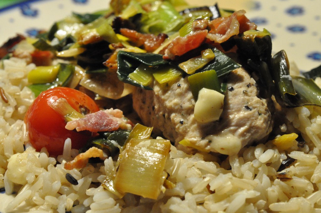 Kalkunbryst med porrer, bacon, fløde og tomat