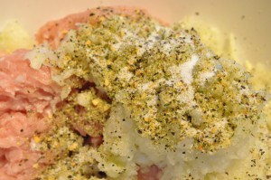 Kyllingefrikadeller - med tomatsovs & grøntsager