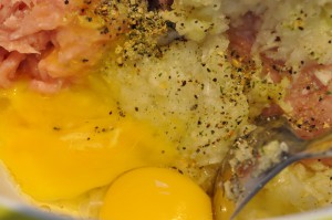 Kyllingefrikadeller - med tomatsovs & grøntsager