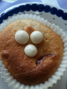 Lækker mazarinkage med marcipan, makroner og syltetøj