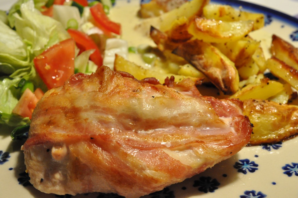 DSC_0648 • nogetiovnen.dk Saftig ovnstegt kyllingefilet i baconsvøb med pommes frites og grøn salat