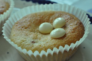 Lækre mazarinkager med makroner, marcipan og tyttebærsyltetøj