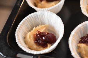 Mazarin syltetøjskager i muffinform m. marcipan & makroner