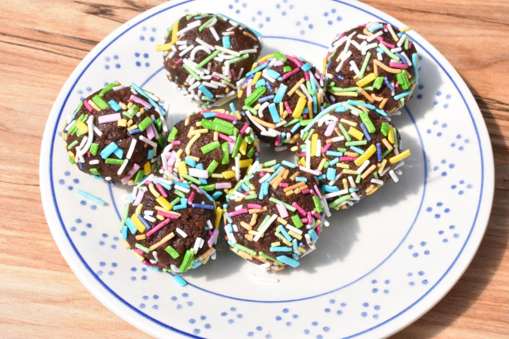 Romkugler med havregryn & syltetøj - opskrift