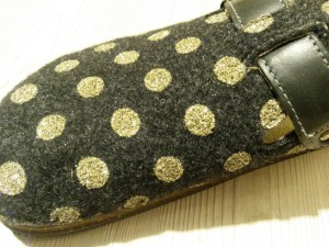 Hjemmesko med guldprikker