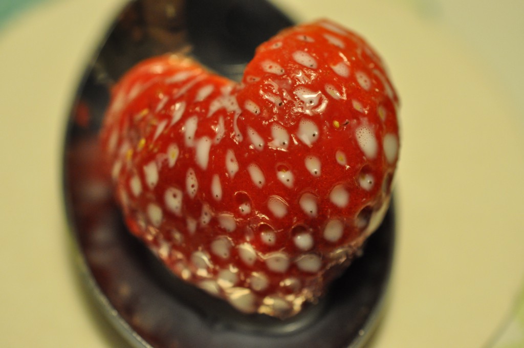 En hilsen fra sommeren - jordbær med fløde