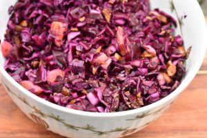 Rødkålssalat med mandarin og mandler