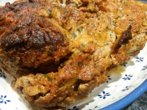 Helstegt nakkesteg i Rómertopf med fløde-tomatsaauce 