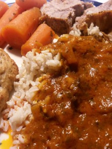 Helstegt nakkesteg i Rómertopf med fløde-tomatsaauce 