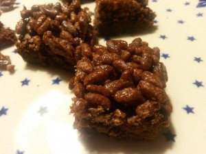 Rice krispies kage - chokoladekage choco bites