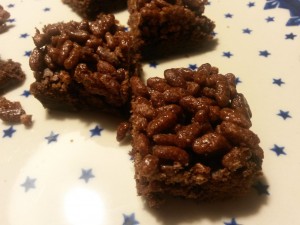 Rice crispies kage - chokoladekage choco bites