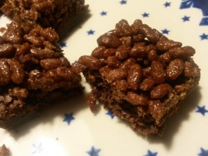 Rice krispies kage - chokoladekage choco bites