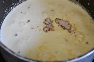 Fløden varmes med vanilje til panna cotta